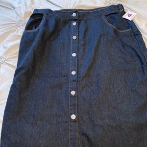 Women’s denim skirt plus size 1x new with tags.